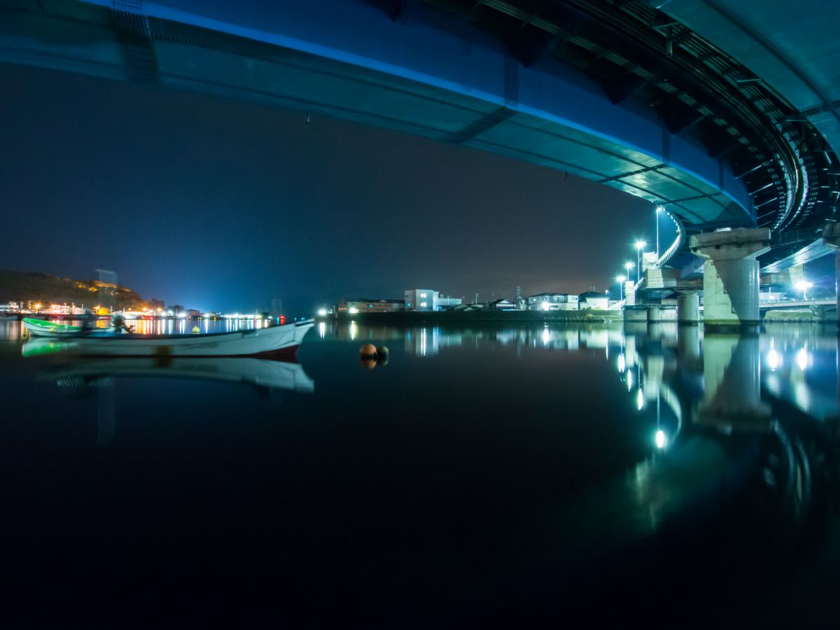 夜の橋の下で 街並み 建物 夜景 Ganref