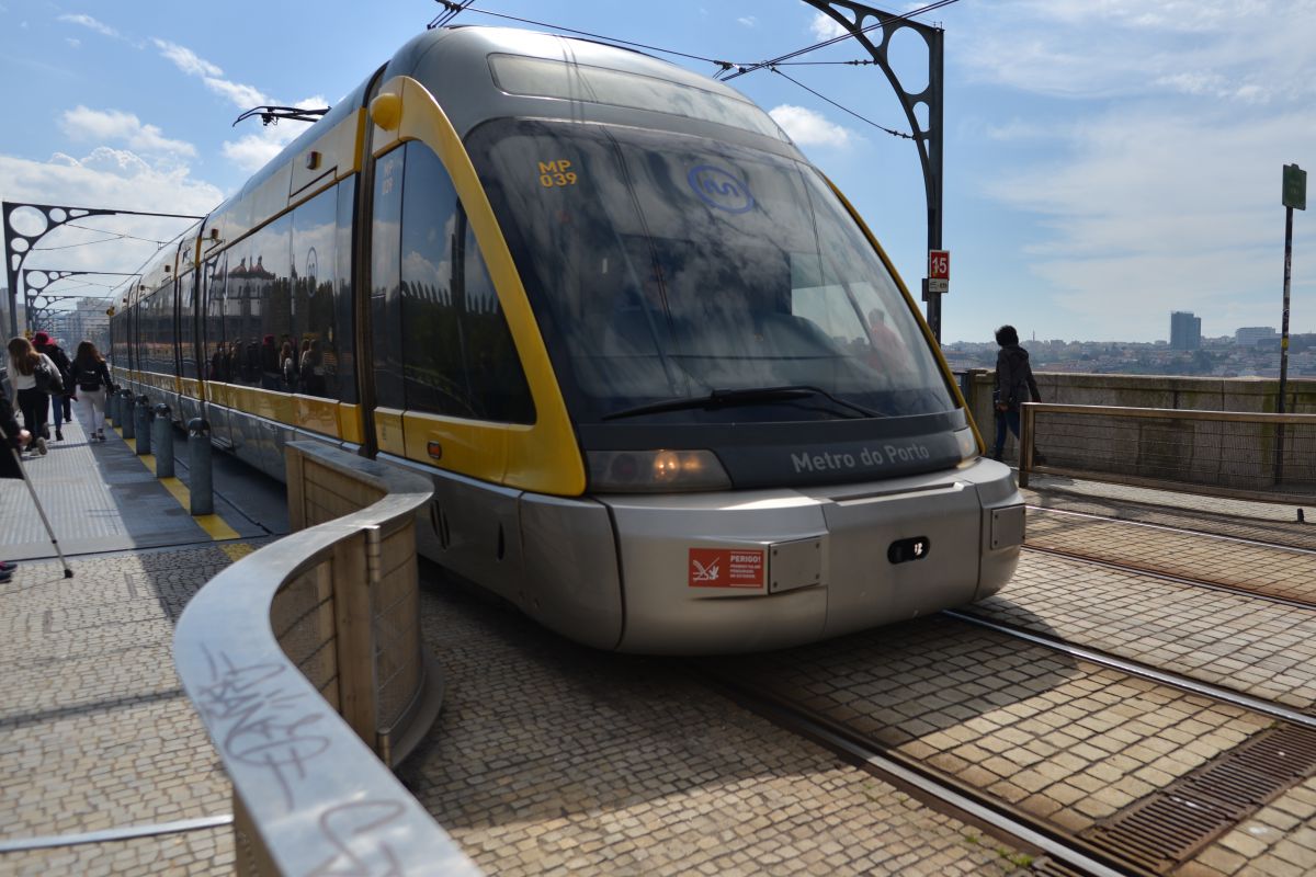 古い橋の上を走る新しい電車 乗り物 交通 鉄道 駅 Ganref