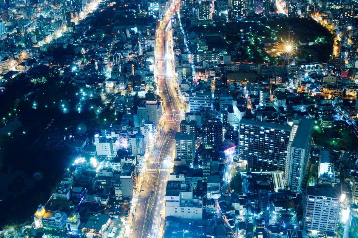 雨の谷町筋 街並み 建物 夜景 Ganref