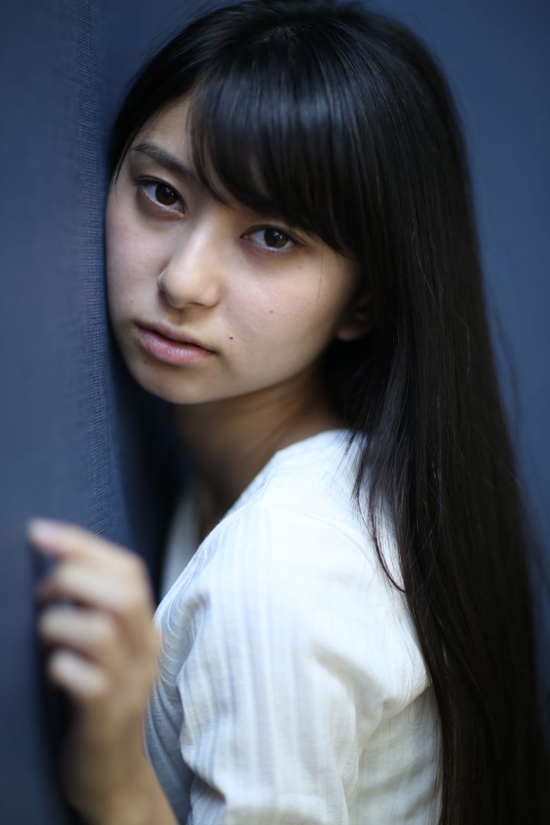 青い壁にほほを寄せて 人物 女性 Ganref
