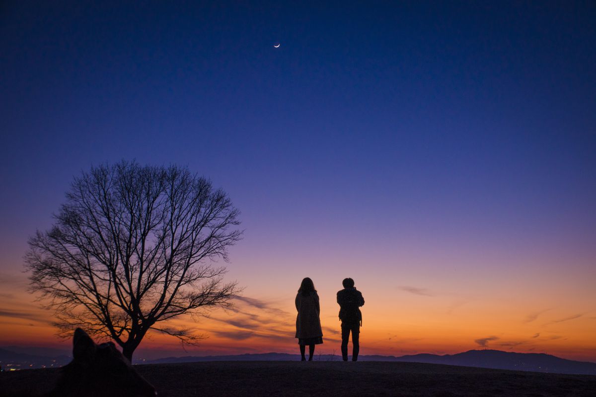夕闇に立つふたり 人物 カップル 夫婦 Ganref