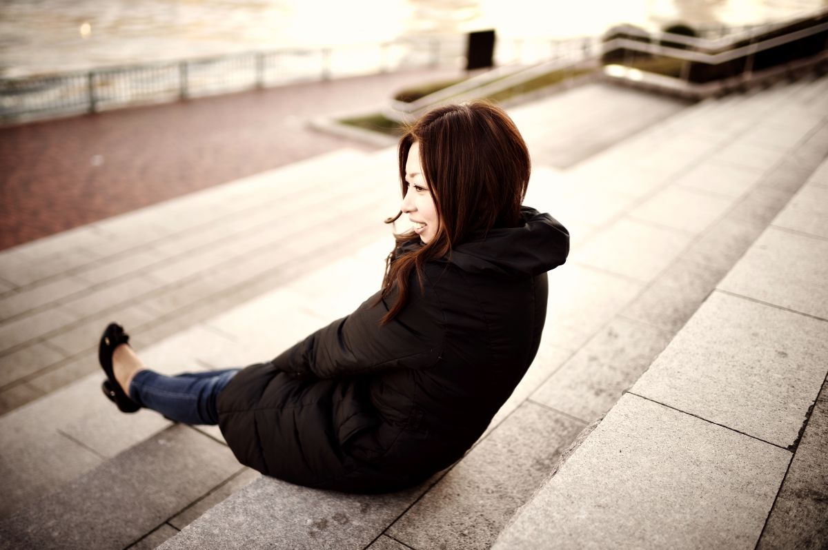 寂しげに笑う君 人物 女性 Ganref