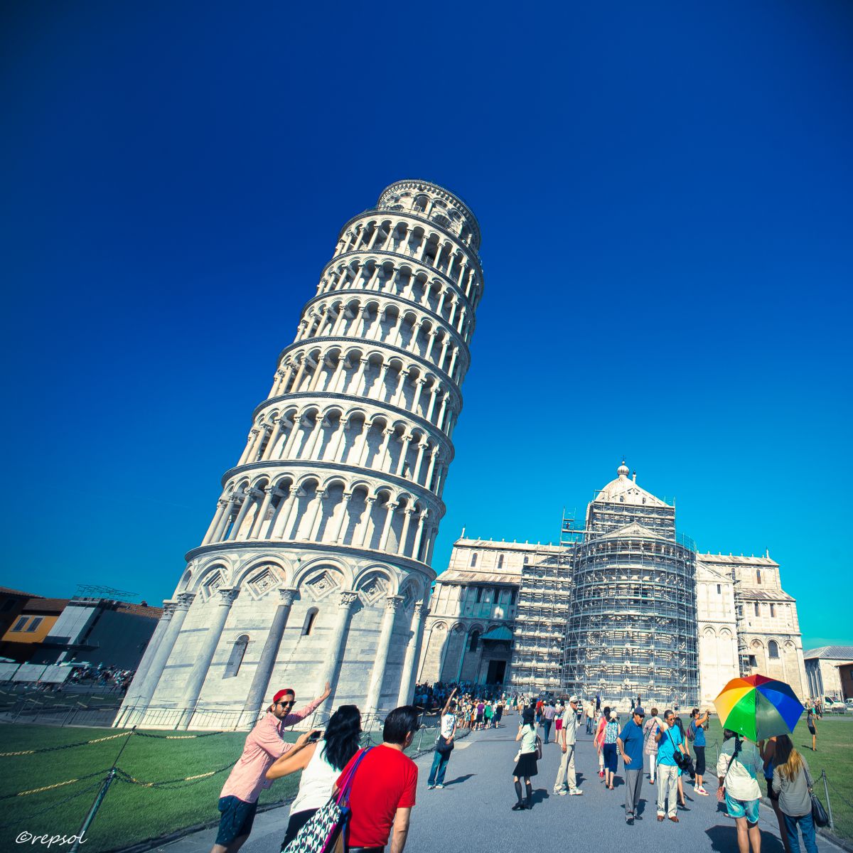 ほら こんなに傾いてるでしょ 街並み 建物 神社 寺 教会 Ganref