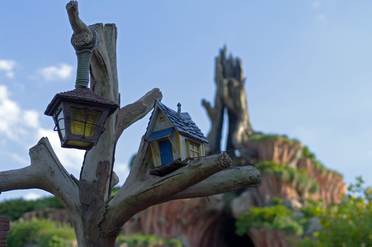 大自然の中の小さな家 街並み 建物 住宅 Ganref