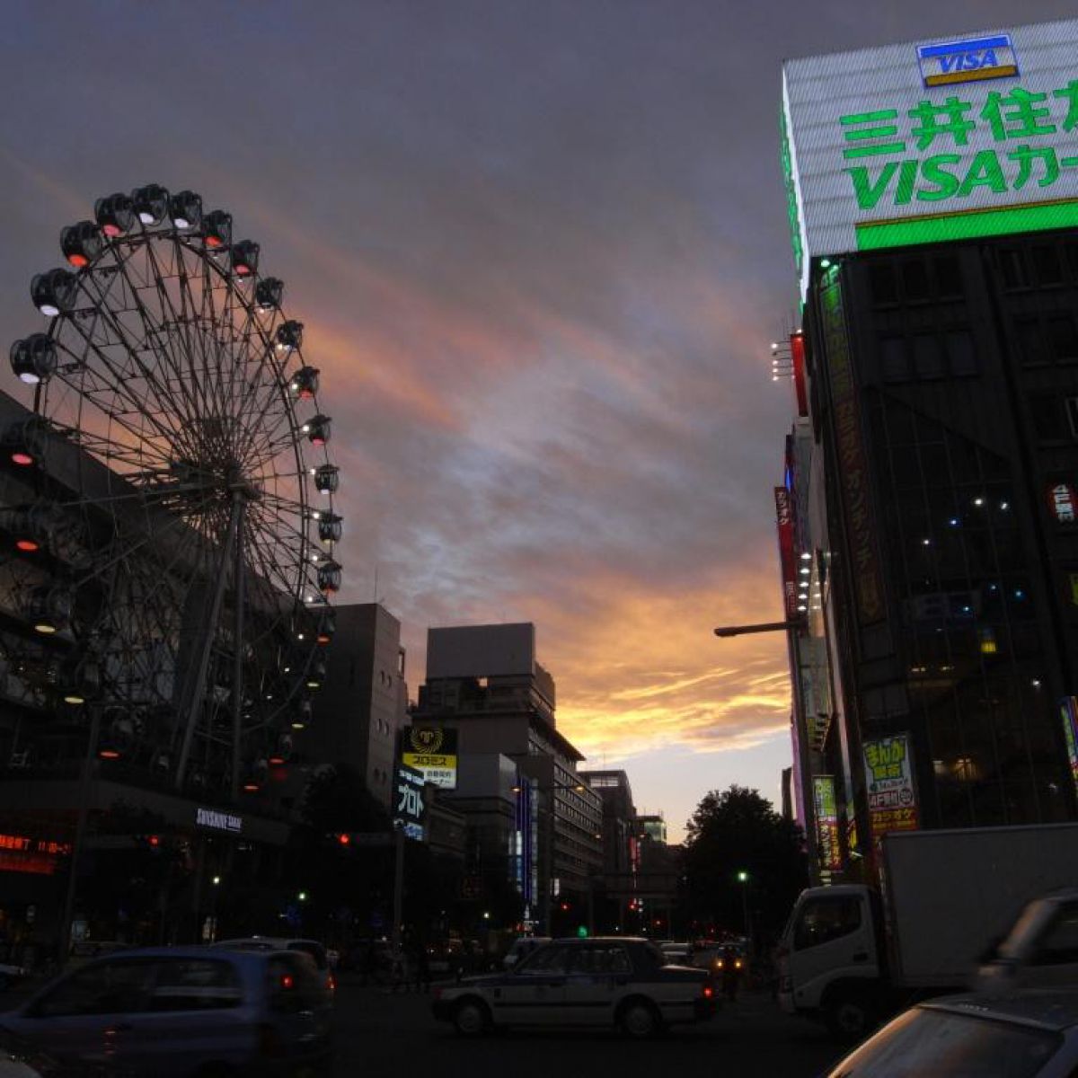 都会の夕暮れに観覧車が回る 街並み 建物 街並み Ganref