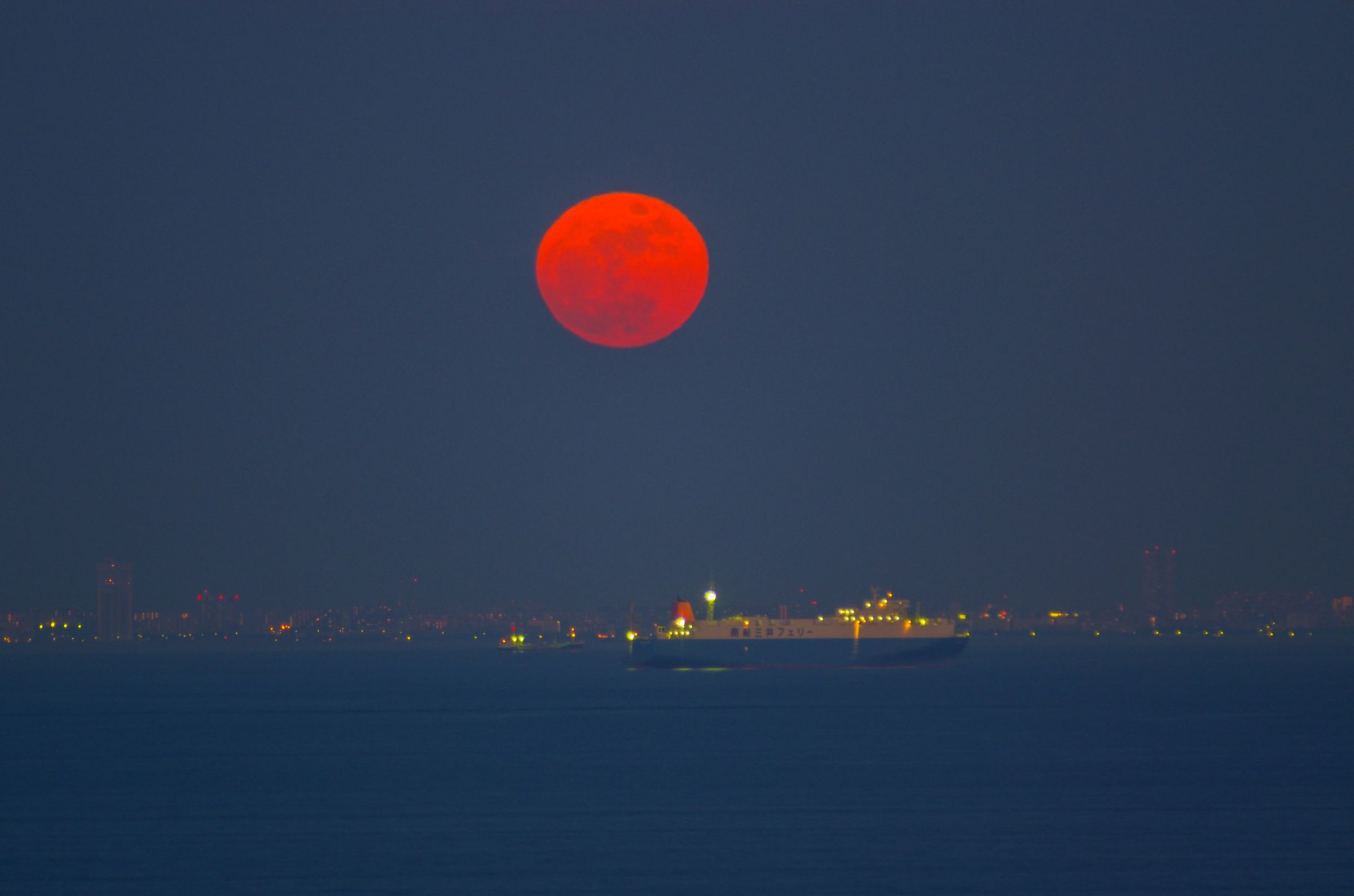 東京湾に昇る赤い満月 | GANREF