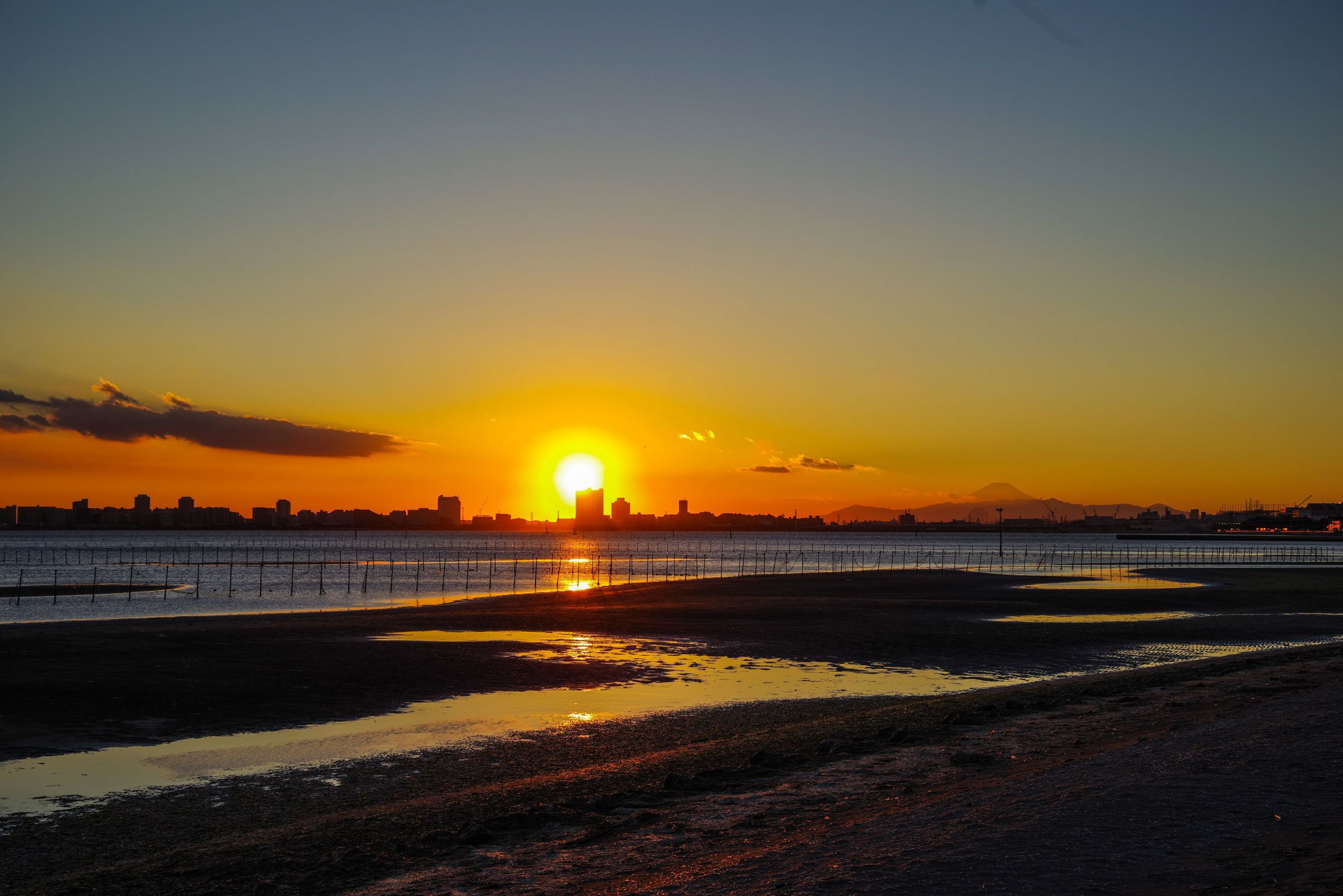 夕日写真 今日の夕日📷🌇 . 都心に沈んで行く夕日🌞 . . . . #写真好きな