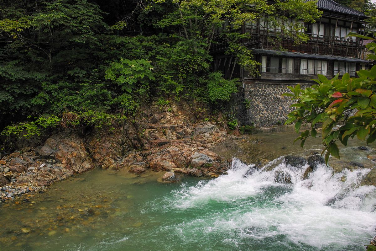 美しい川と鄙びた温泉宿 Ganref