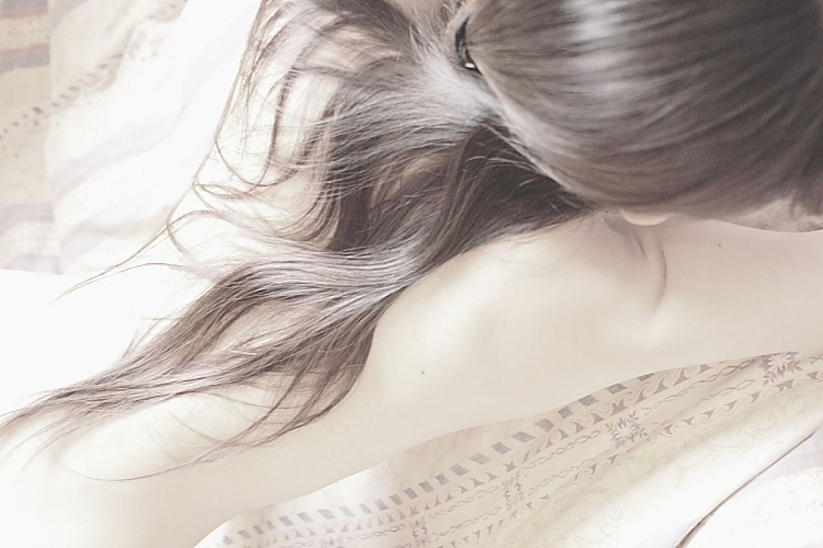 背中の乱れ髪 人物 女性 Ganref