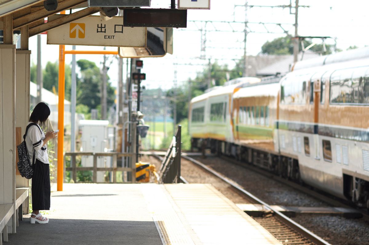 列車を待つ人 乗り物 交通 鉄道 駅 Ganref