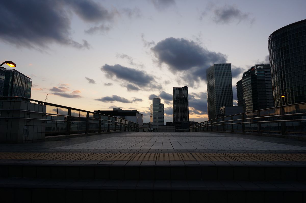 歩道橋から見える都会の風景 街並み 建物 ビル タワー Ganref