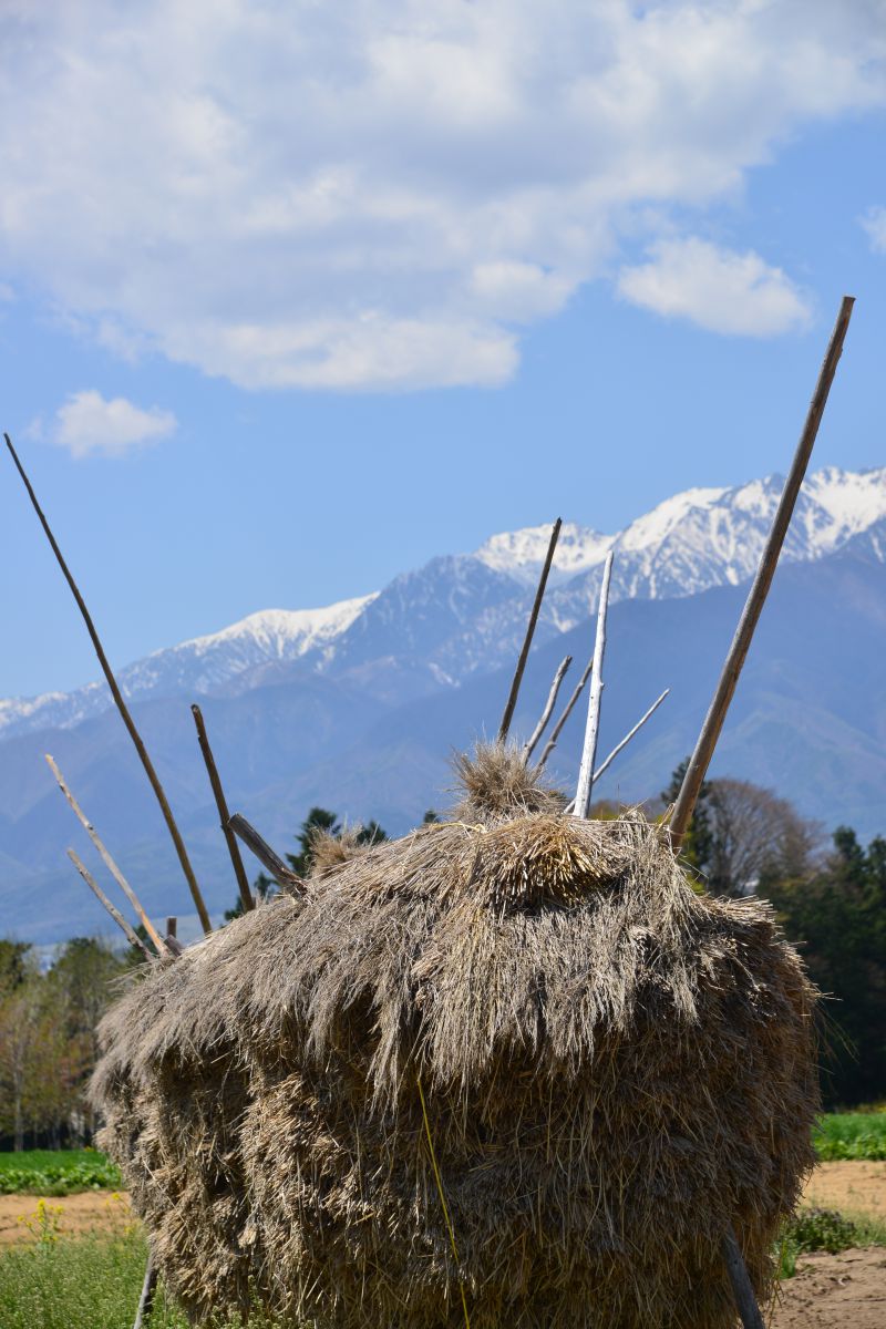 路傍のわら山 自然 風景 山 Ganref