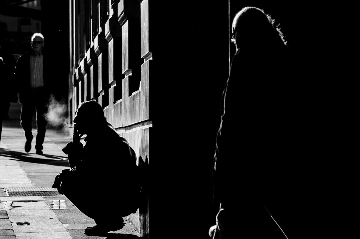 路上でタバコを吸う男 人物 男性 Ganref