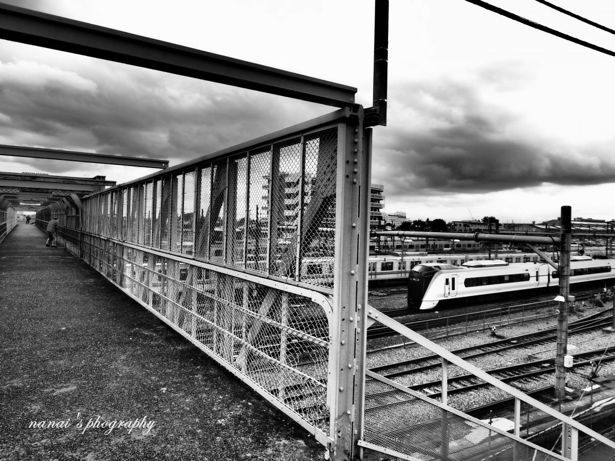 三鷹電車庫跨線橋と特急の通過を見る人と Jpg 乗り物 交通 鉄道 駅 Ganref