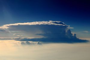 雲の上 MDAwMDAzMTE4MQ_MC43NzYyNTMwMCA