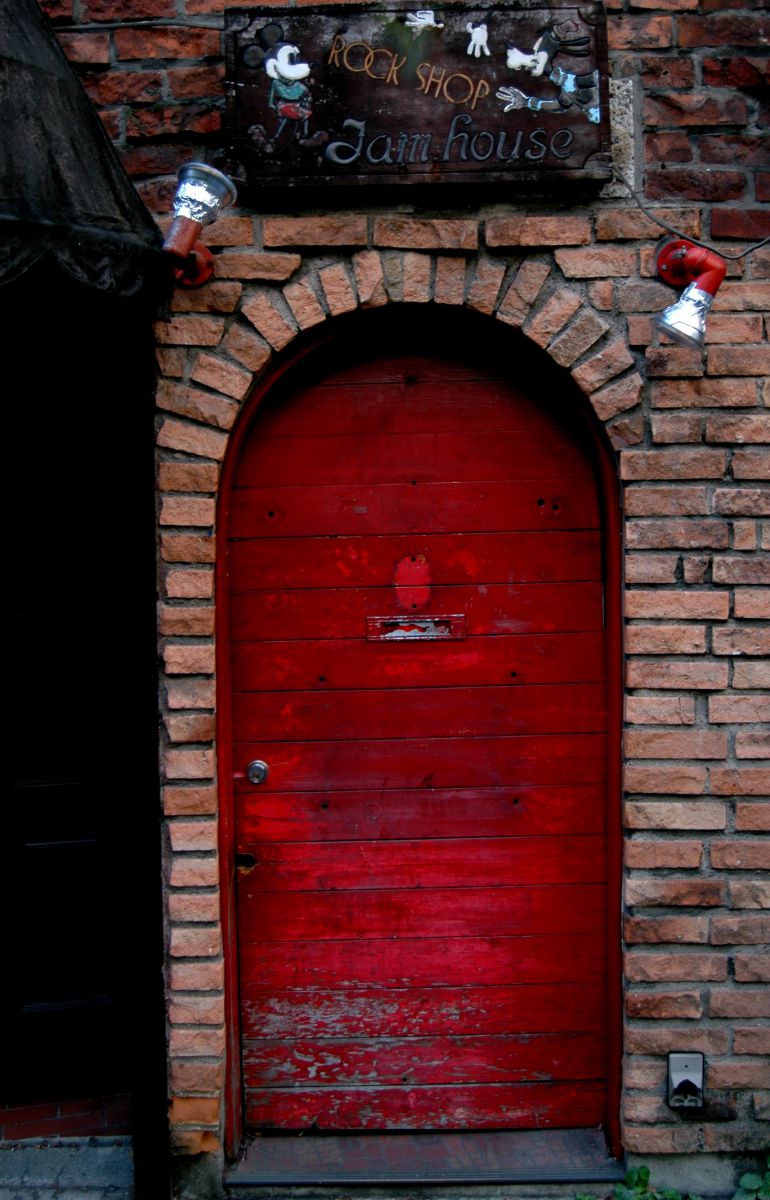 赤い扉 街並み 建物 店舗 Ganref
