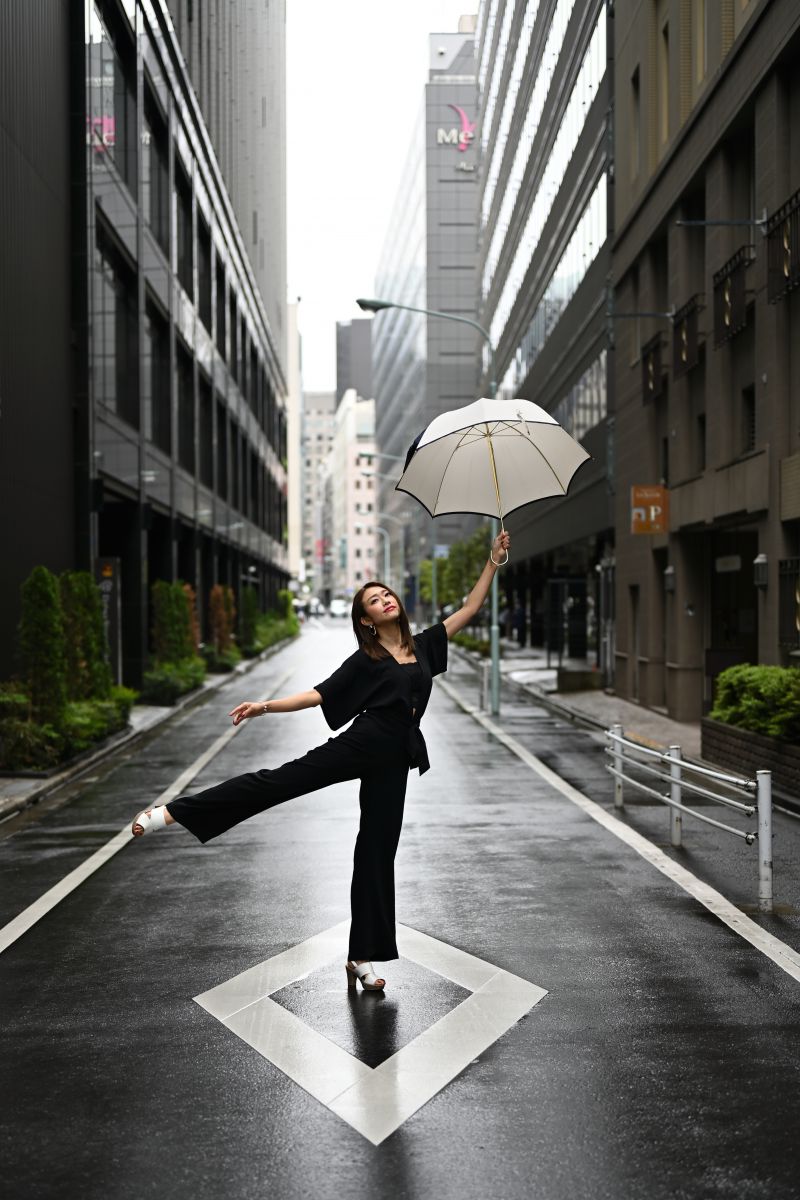 雨の銀ブラ裏通り 人物 女性 Ganref