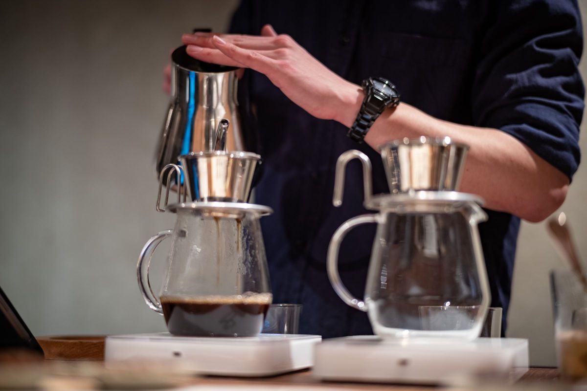 pour over brewgng coffee | GANREF