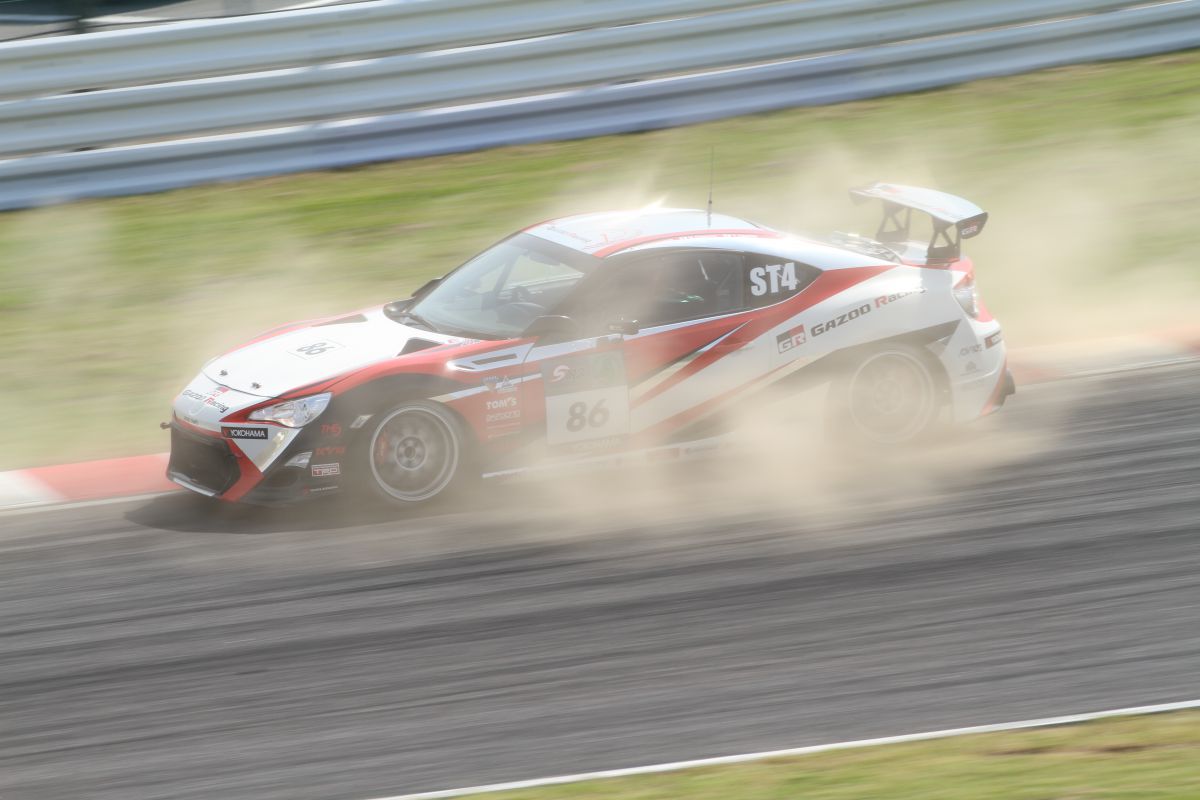 砂煙の中の疾走 乗り物 交通 車 Ganref 砂煙の中の疾走 乗り物 交通 車 Ganref