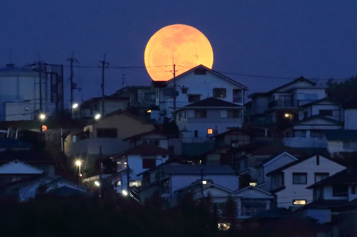 満月の昇る夜に 街並み 建物 住宅 Ganref