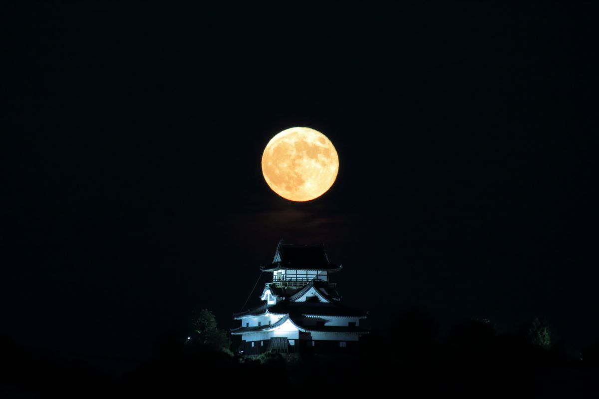 古城と月 街並み 建物 城 宮殿 Ganref