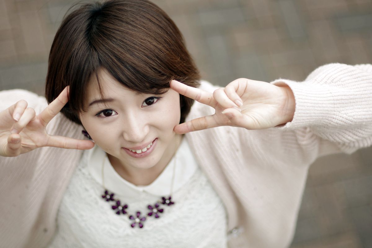 イエス ダブルピース 人物 女性 Ganref