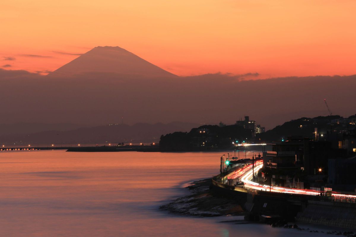 秋も深まり、夕日の差して山の端いと近うなりたるに | GANREF