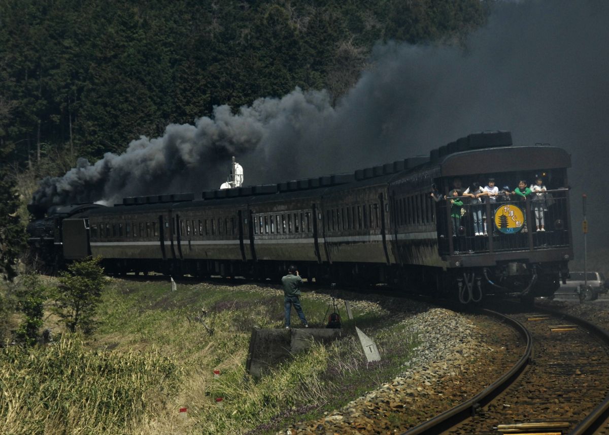 汽車は出て行く煙はぁ残るぅ 乗り物 交通 鉄道 駅 Ganref