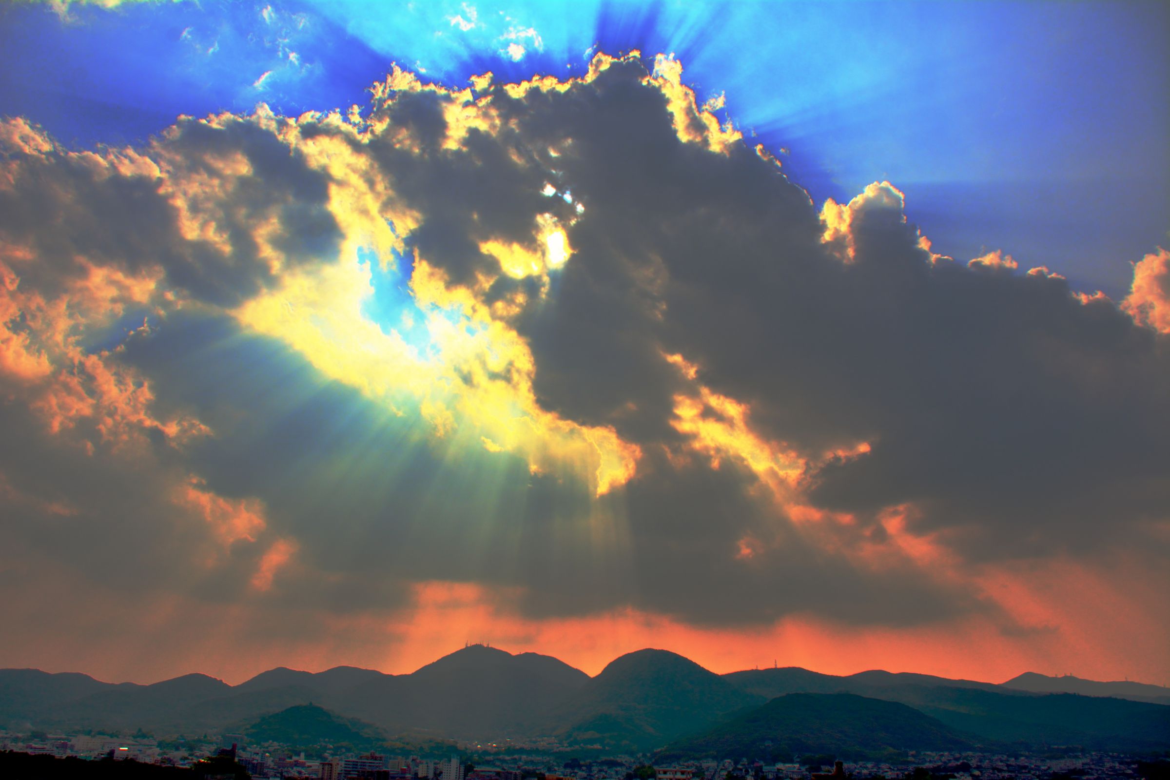 夕陽の強い陽射し＋厚い浮き雲＋光芒＝空の色七変化 | GANREF
