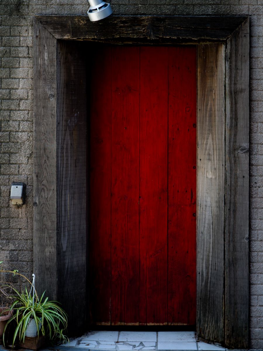 赤い扉 街並み 建物 店舗 Ganref