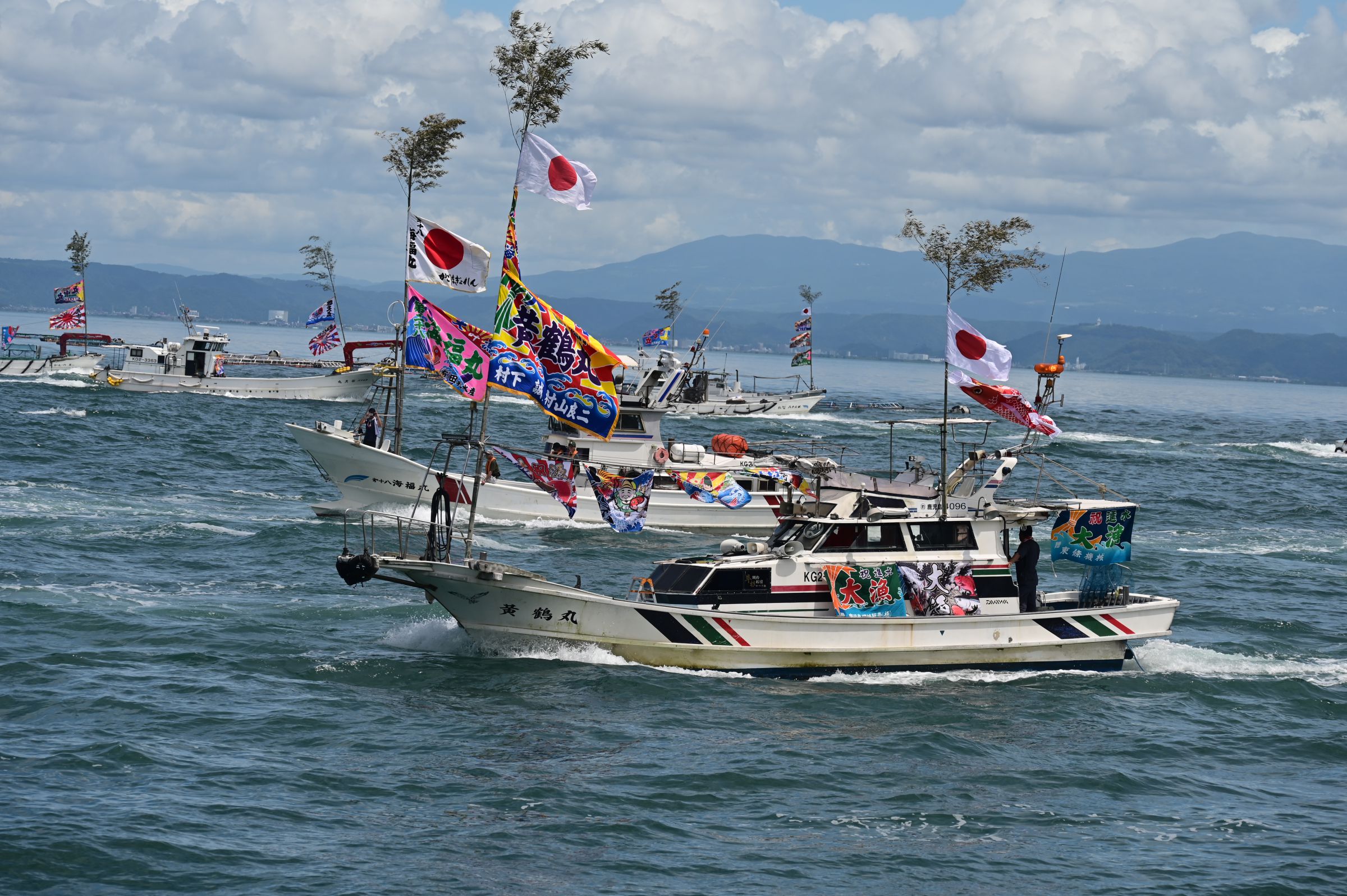 大漁旗を掲げてパレードが行く | GANREF