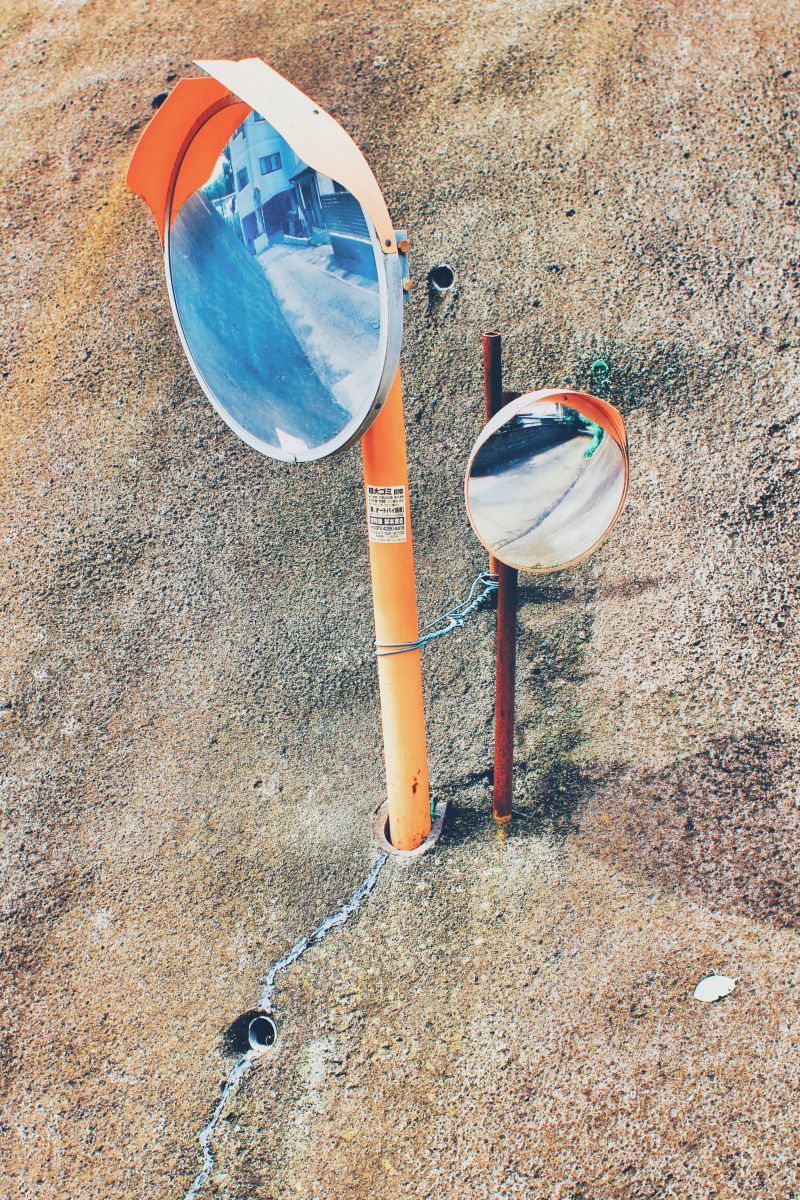 ど根性カーブミラーと補助ミラー 街並み 建物 街並み Ganref