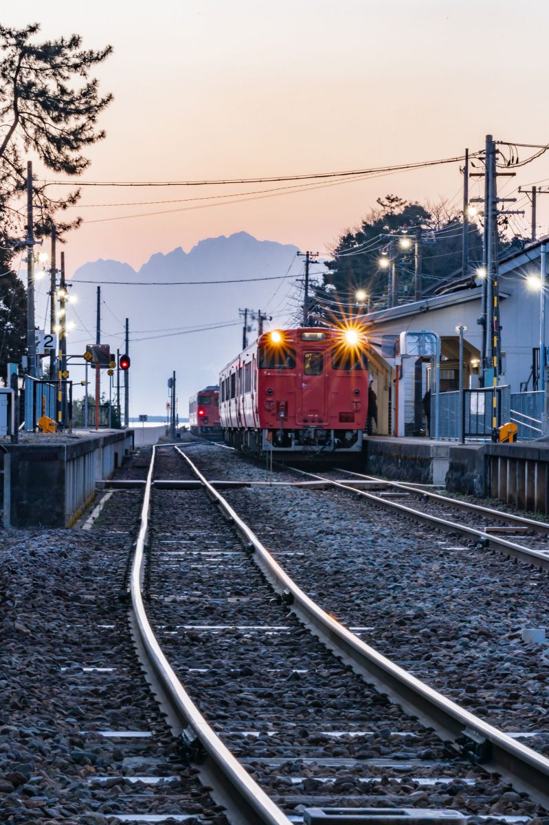夜明け前の雨晴駅 乗り物 交通 鉄道 駅 Ganref
