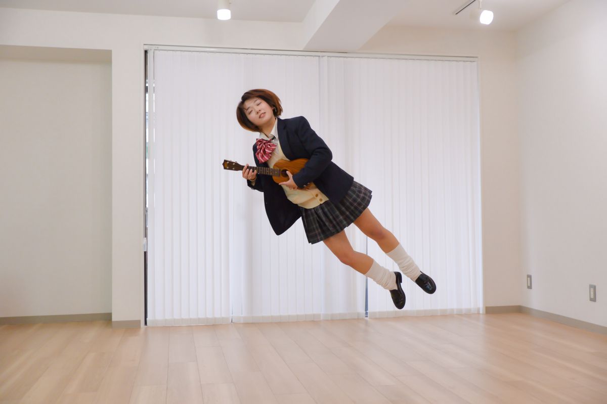 浮遊するウクレレ弾き 人物 女性 Ganref