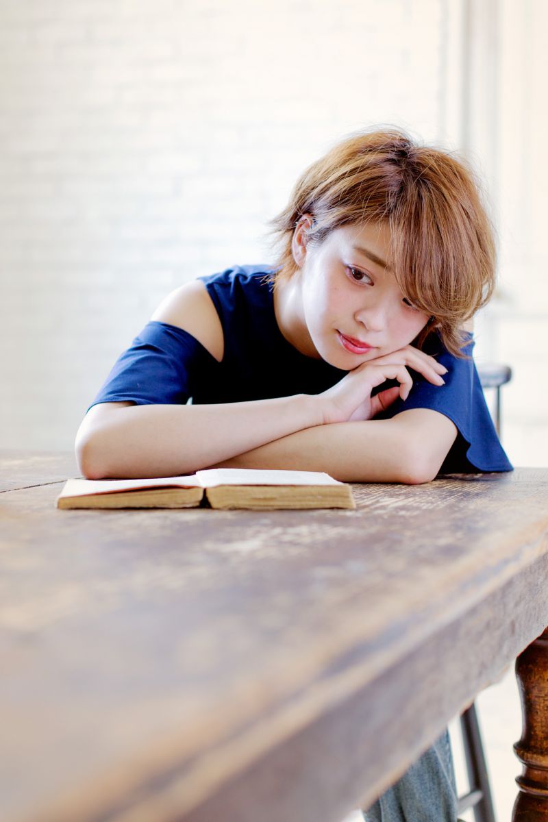 思いにふける 人物 女性 Ganref