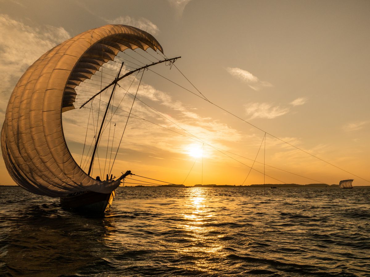 夕陽に染まる帆引き船 自然 風景 湖沼 Ganref