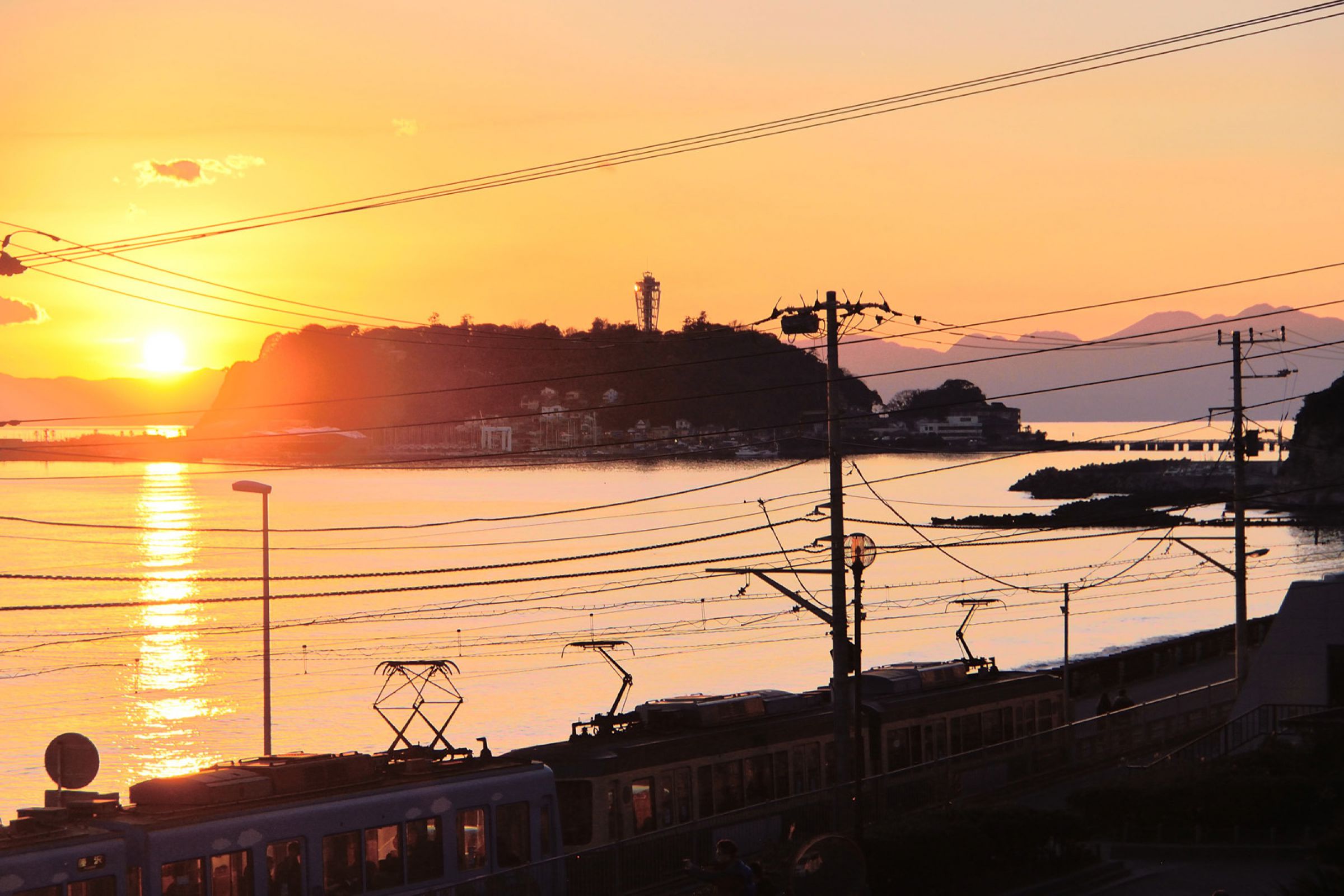 江ノ島の夕日と江ノ電. | GANREF