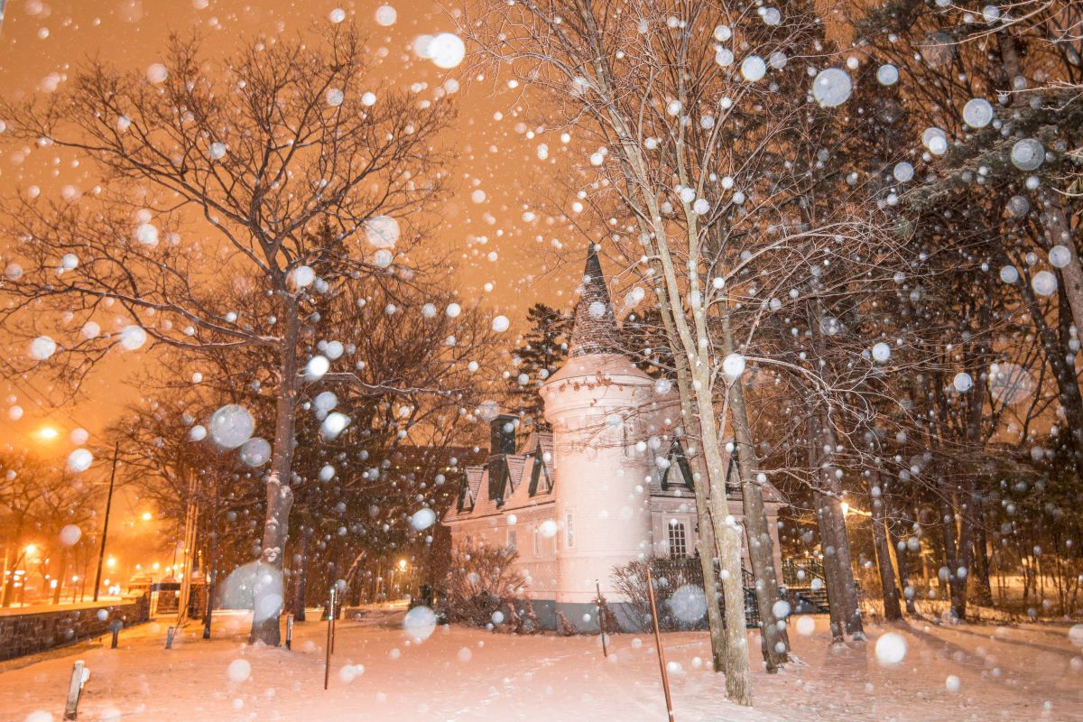 雪の舞う夜 街並み 建物 夜景 Ganref