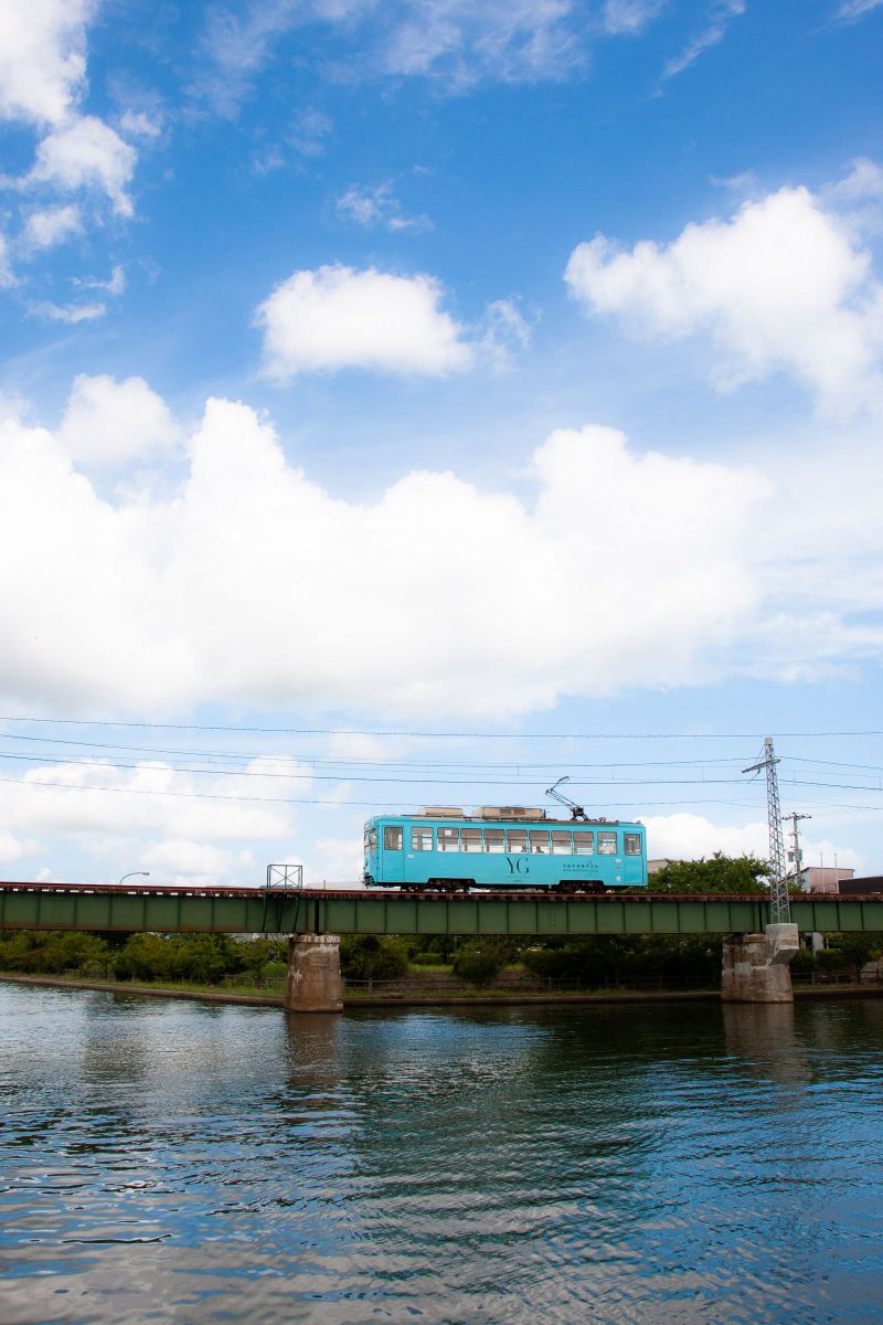 鉄道写真 青白いトーン 高品質印刷 夏色電車 | GANREF