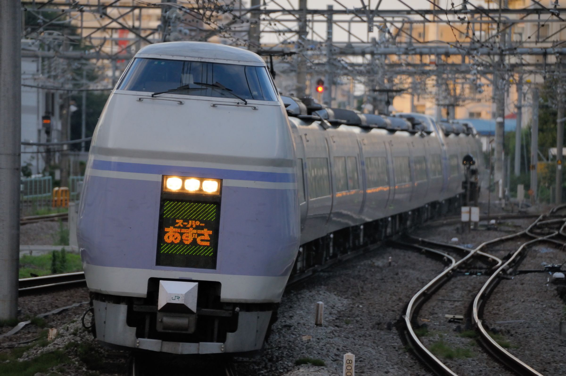 E351系スーパーあずさ＠立川駅 | GANREF