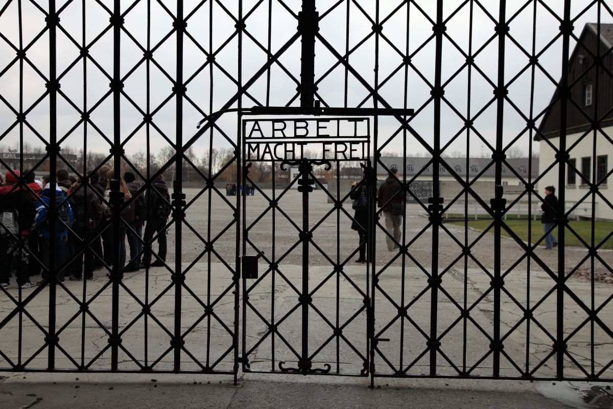 労働は自由をもたらす 街並み 建物 遺跡 史跡 Ganref