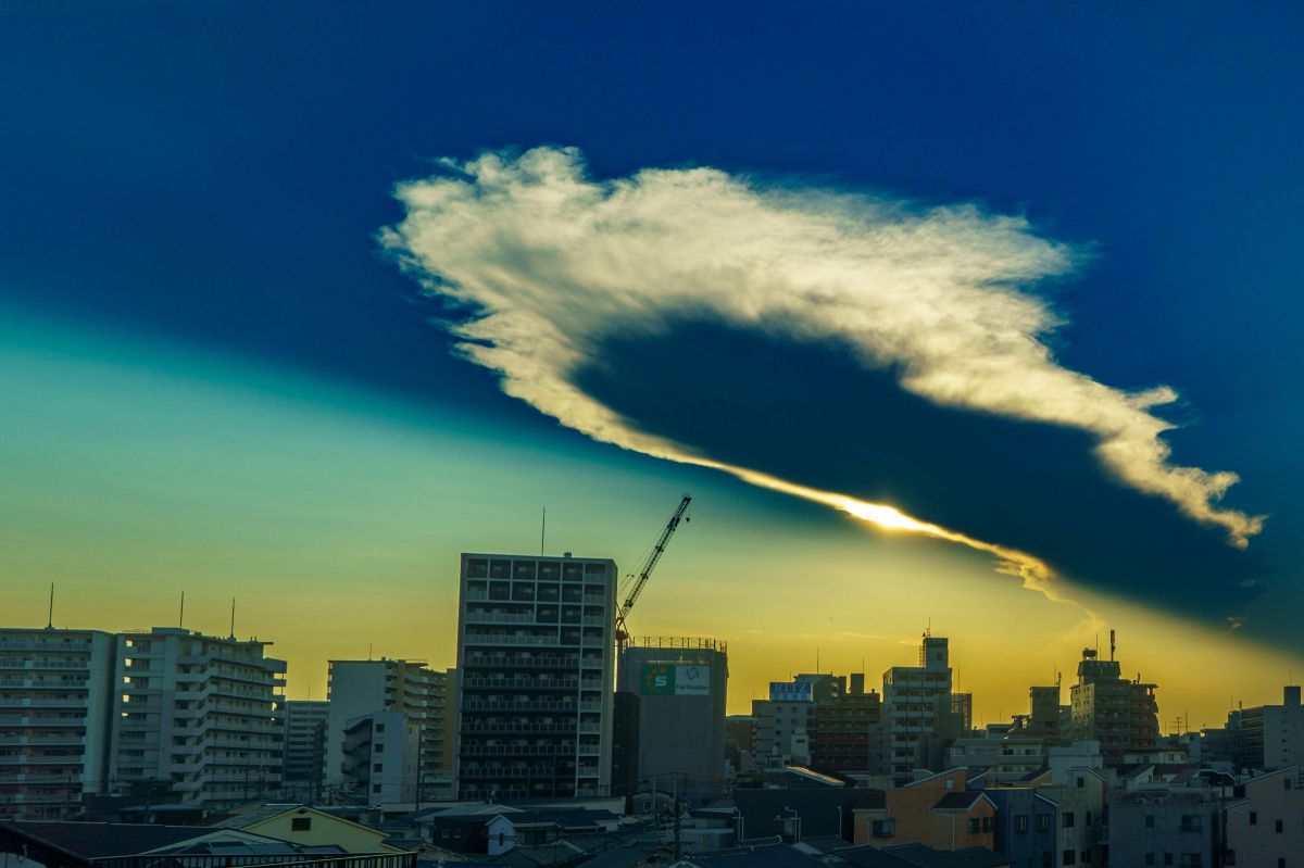 空を割く雲 | GANREF