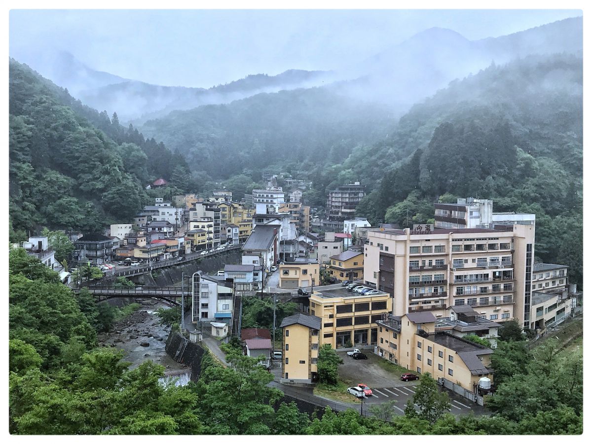 雨に霞む温泉街 自然 風景 その他 Ganref