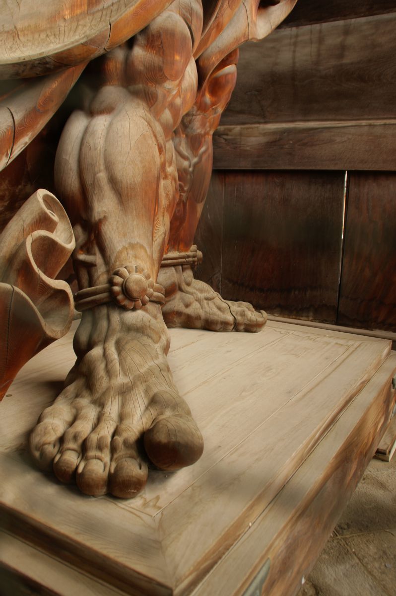 筋肉質な足 街並み 建物 神社 寺 教会 Ganref