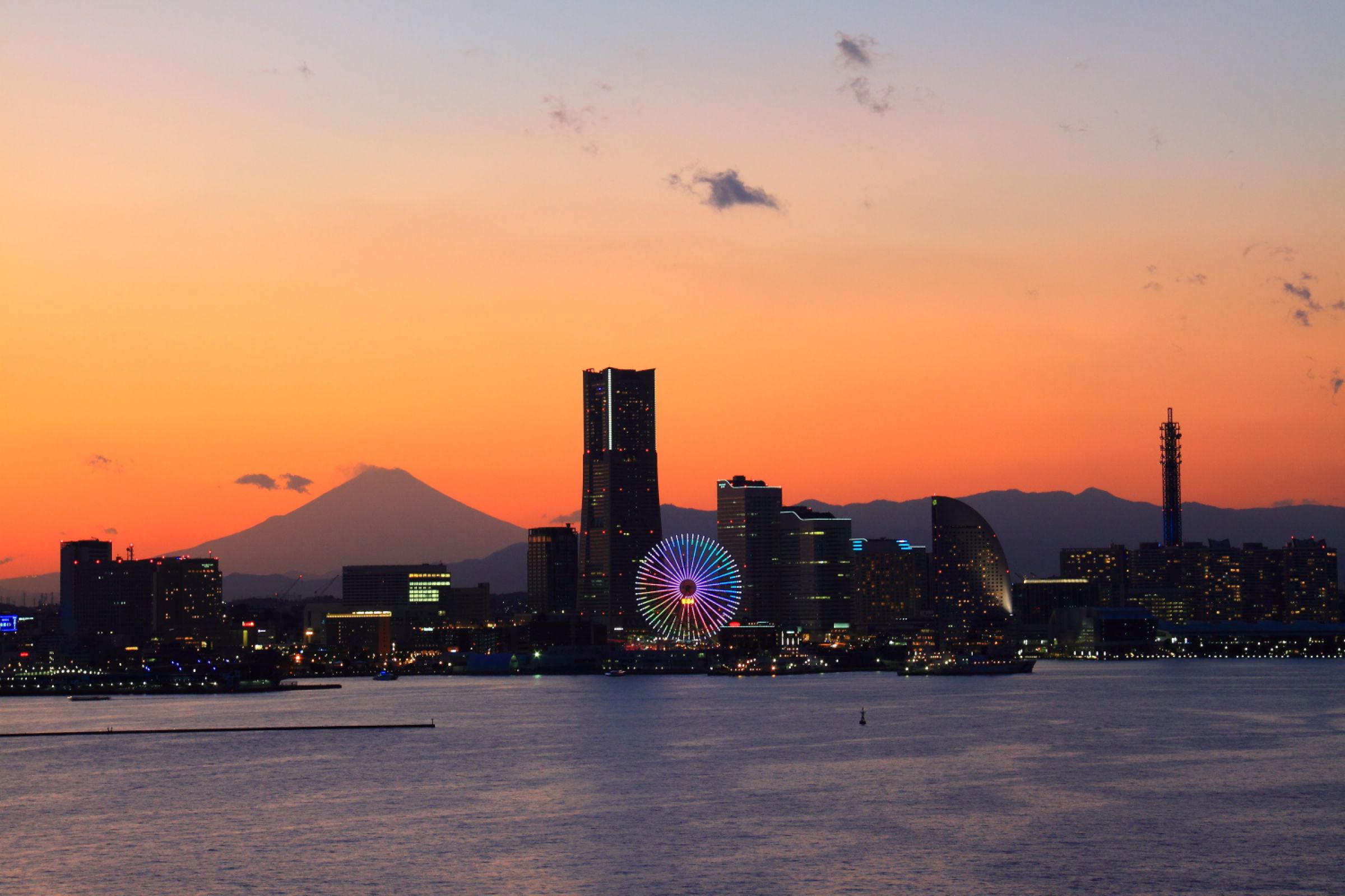 パノラマ版】夕暮れのみなとみらい 夕焼けの富士山 壁紙ポスター