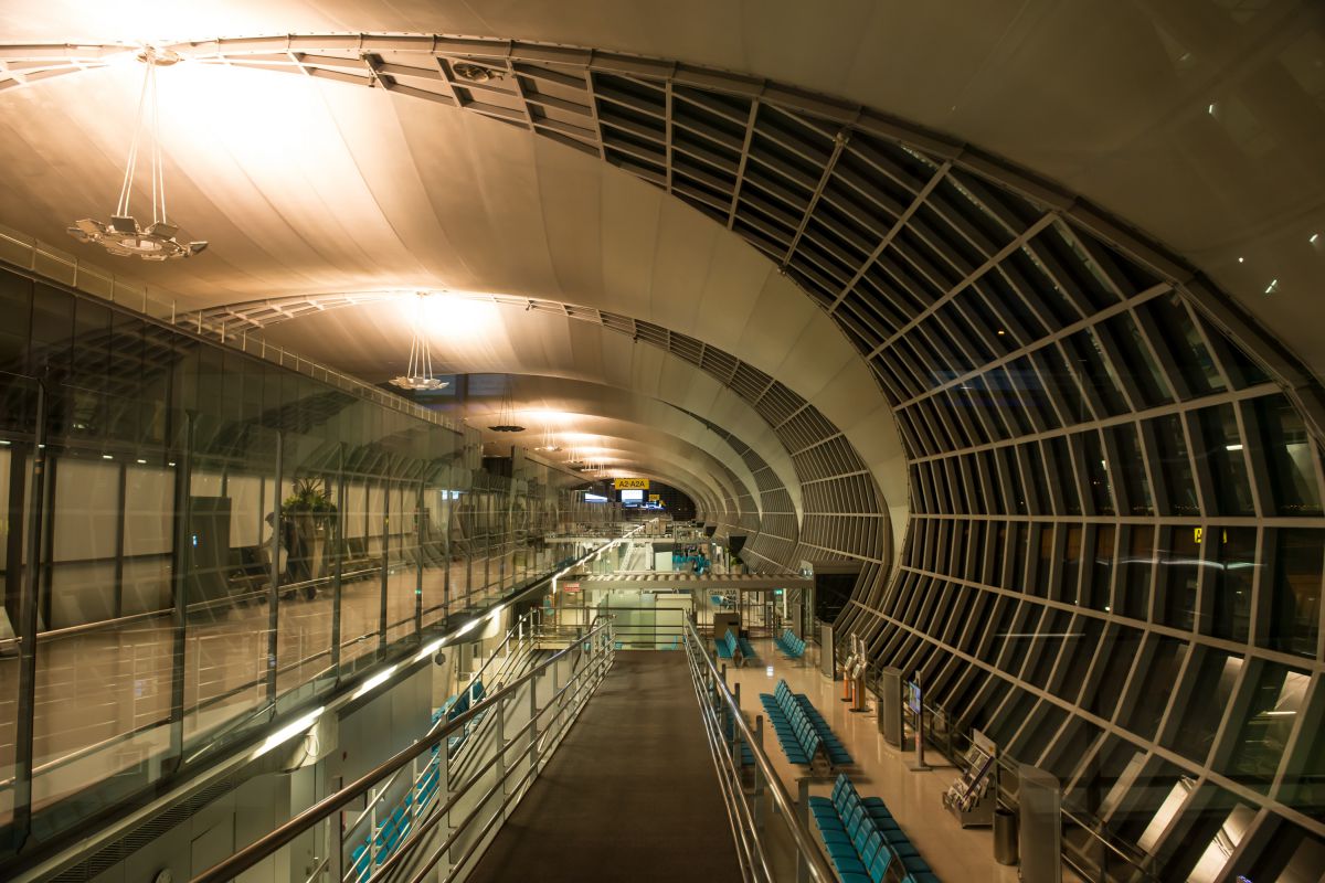 曲線と直線の融合 街並み 建物 ビル タワー Ganref