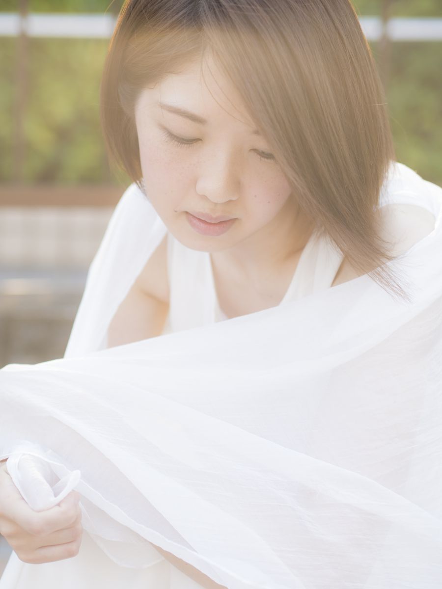 俯く 人物 女性 Ganref