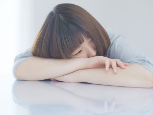 突っ伏す４ 人物 女性 Ganref