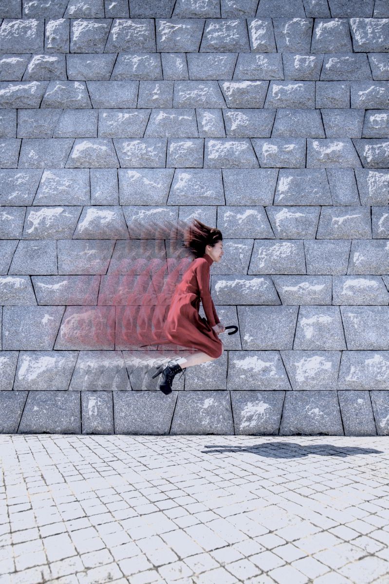 空飛ぶ傘 人物 女性 Ganref