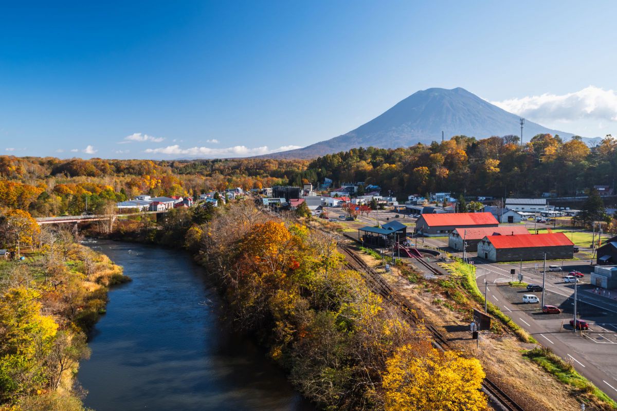 羊蹄山の下に広がるニセコの秋景色 GANREF